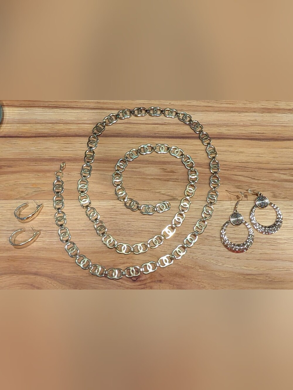 Gold-Link Women’s Necklace And Double Earrings Set